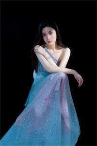 何须浅碧轻红色by王之于水